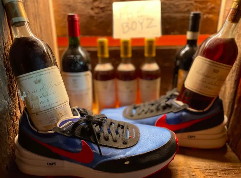 Vinklubben har speciella gymnastikskor som man kan ha på sig i lokalen när man kommer på besök. Foto: Vintners instagramkonto Vinklubben har speciella gymnastikskor som man kan ha på sig i lokalen när man kommer på besök. Foto: Vintners instagramkonto